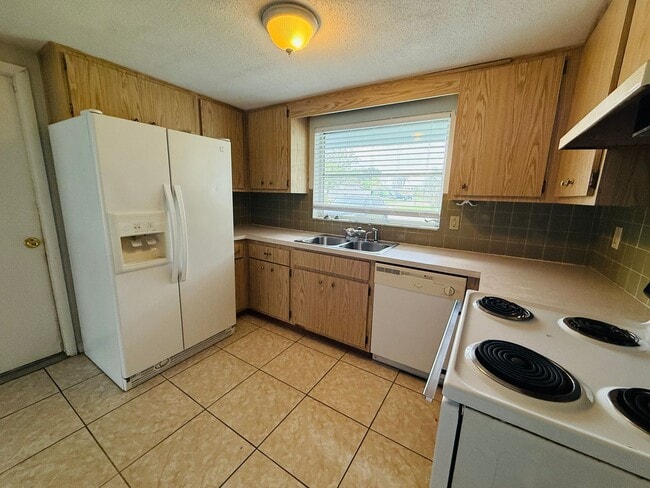Building Photo - 7910 Lilac Dr