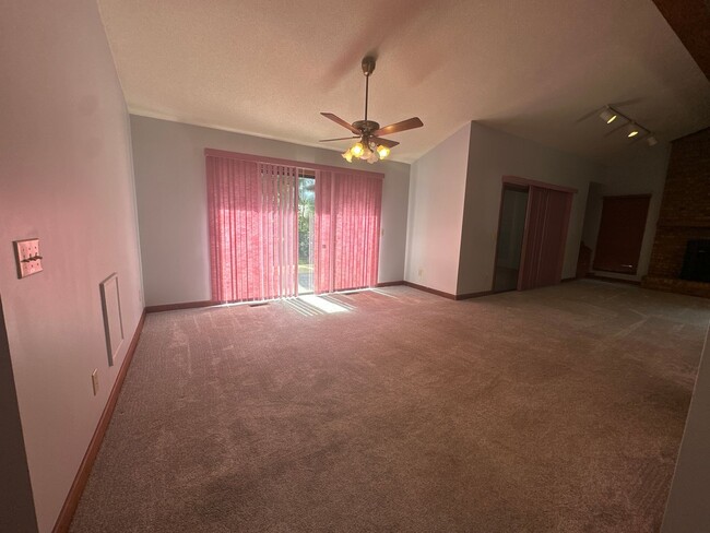 Building Photo - Carolina Lakes!!