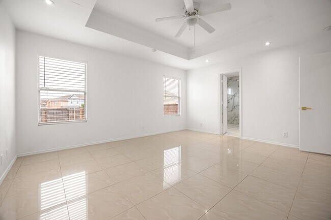 Building Photo - Beautiful 3 bedroom 2 bath home on Big Corner Lot!