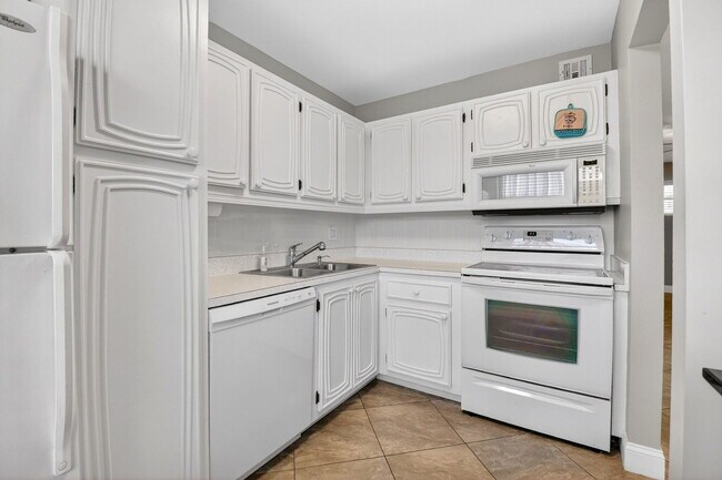 Building Photo - 18 Colonial Club Dr