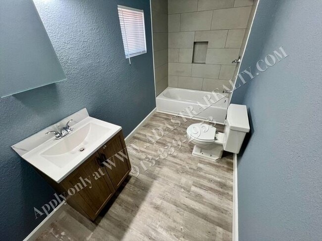 Building Photo - Cozy 4 Bed 2 Bath Home in KCK-Available NOW!!