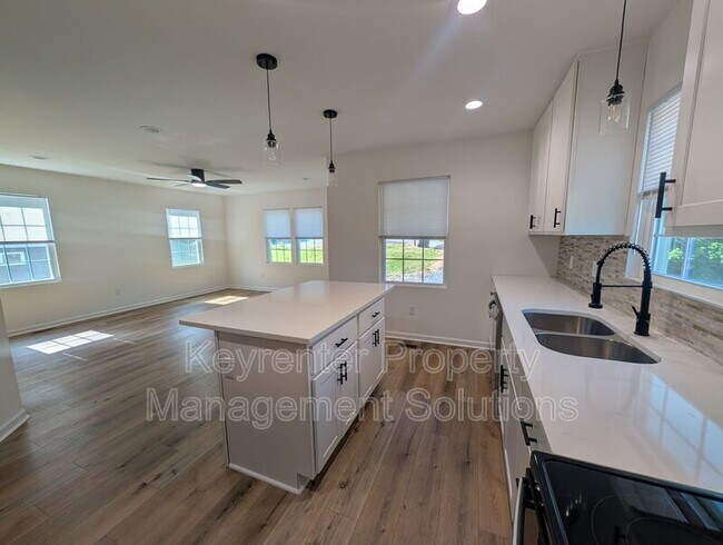 Building Photo - 55 Breezewood Dr