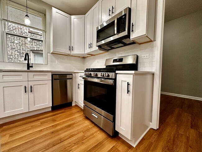 Building Photo - Amazing 4-bed Duplex by UIC