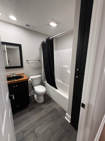 Building Photo - 1008 Milroy St