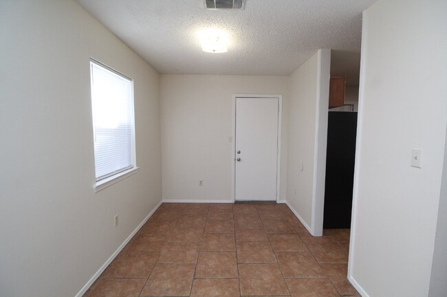 Building Photo - 2/1 Gulf Breeze Duplex! Pet friendly with ...