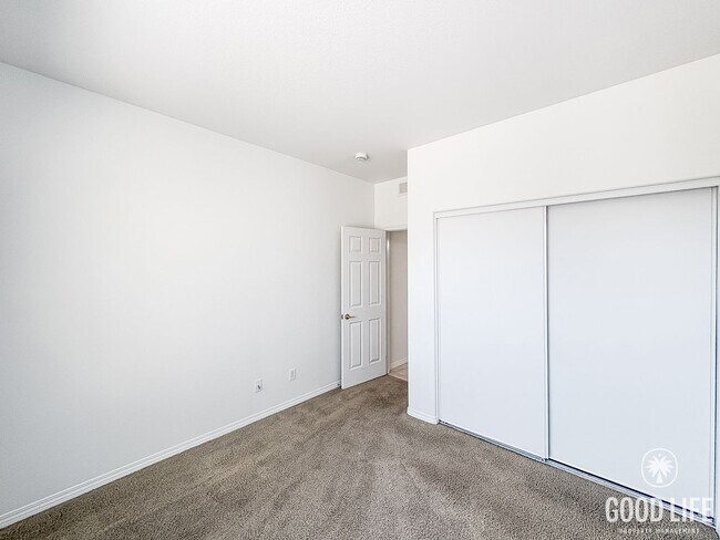 Building Photo - Stylish 4B/3BA Home with Upgraded Kitchen ...