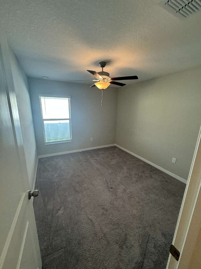 Building Photo - "Spacious 4-Bed Oasis with 2.5 Baths on Ra...
