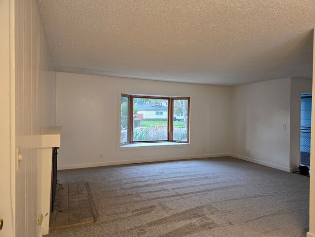 Building Photo - Single level 3 bed, 2 bath home centrally ...