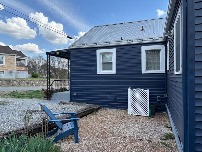 Building Photo - 950 Morgan Ave SE