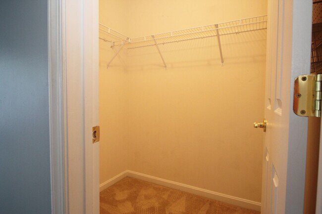 Building Photo - Updated 3/2.5 Townhome w/1 car garage