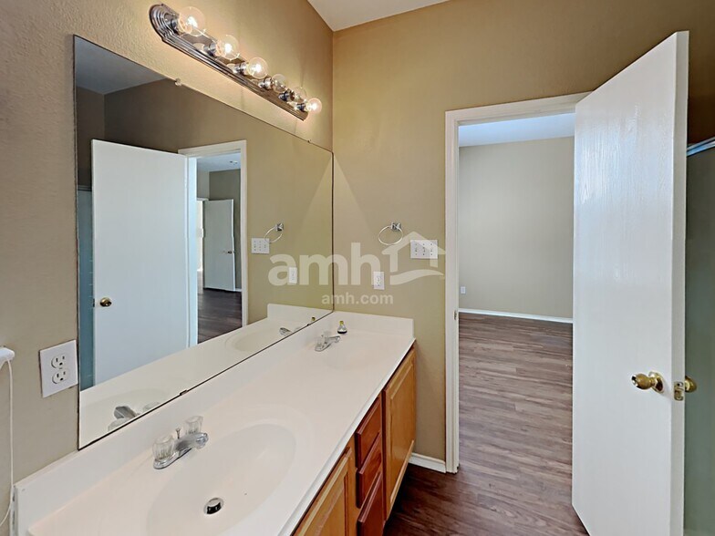 Building Photo - 8516 Rainy Lake Dr