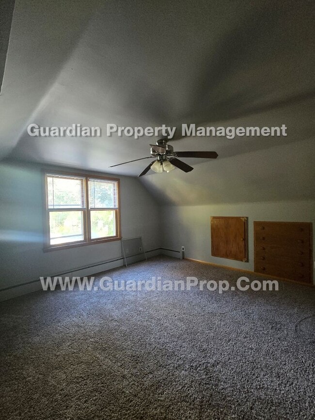 Building Photo - Move-in special and available Now! Bloomington Single Family Home, 2 Car Garage, new kitchen appl...