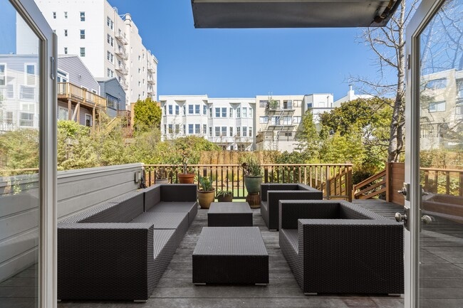 Building Photo - 2866 Pine St