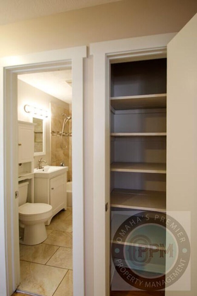 Building Photo - Fully updated 5 bd/ 2 Ba Home