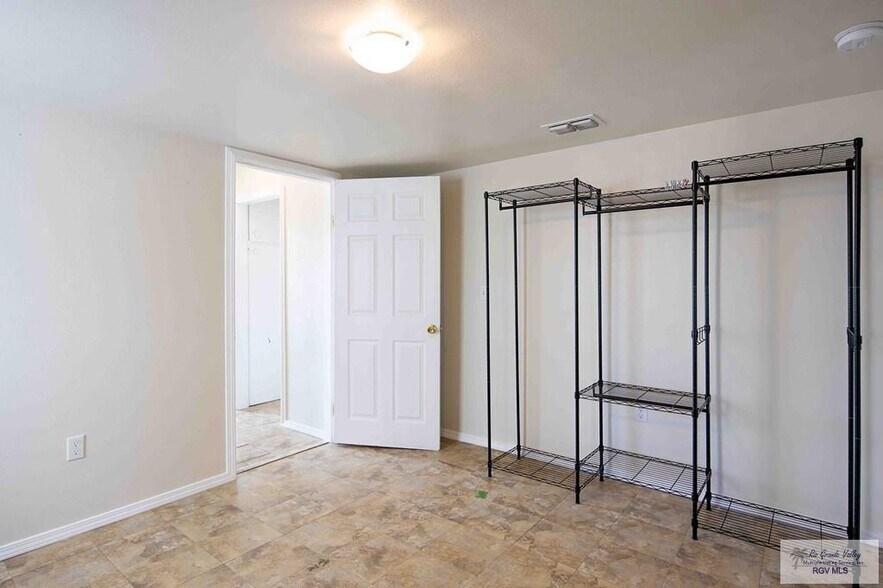 Building Photo - 306 W 6th St