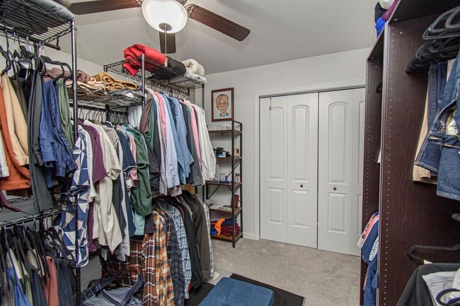 Building Photo - Spacious Home with Hot Tub, Fenced Yard an...