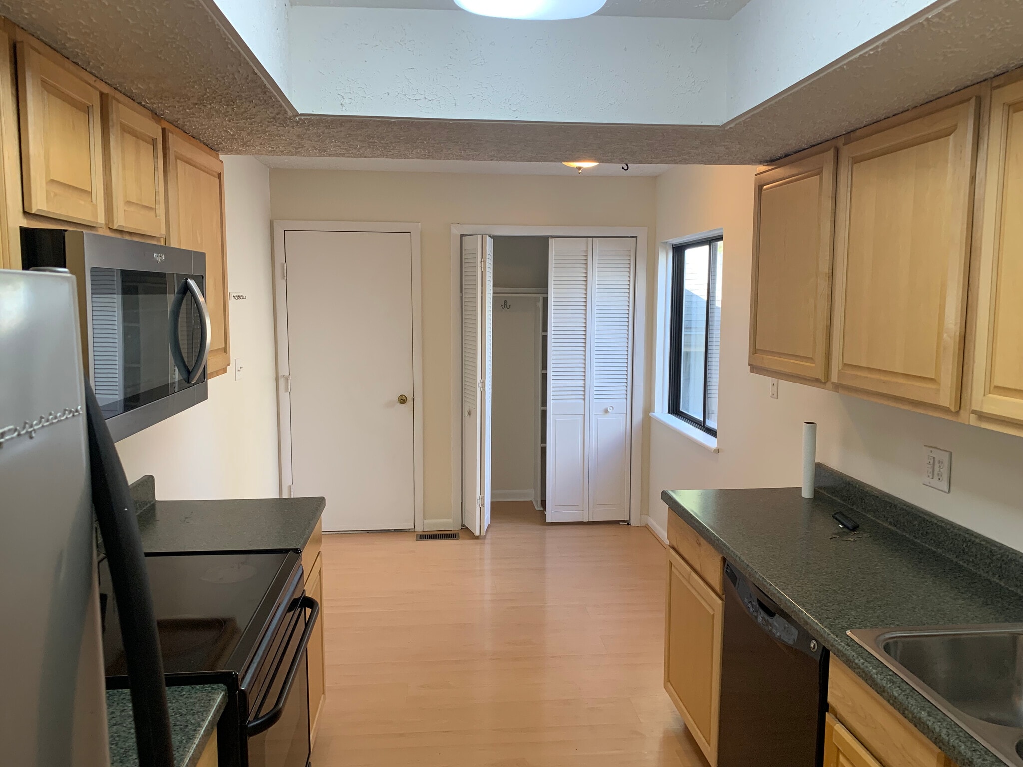 Kitchen - 197 Sugarwood Ln