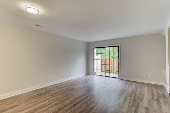 Building Photo - Condo in Tara Court Available for Rent!