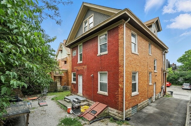 Building Photo - 6 bed/3.5 bath on Atkinson, Mins. from UC for Only $650/pp ($3900/mo)!