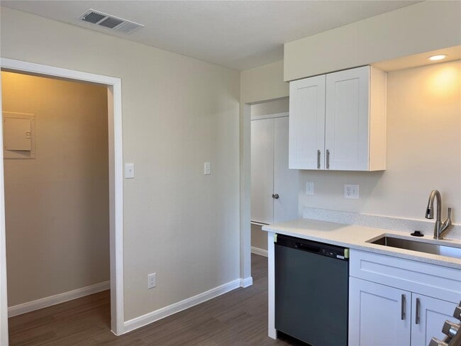 Building Photo - 1614 W Braker Ln