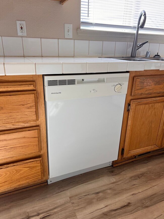 Building Photo - Cute 3 bedroom home Located in Donner Trails