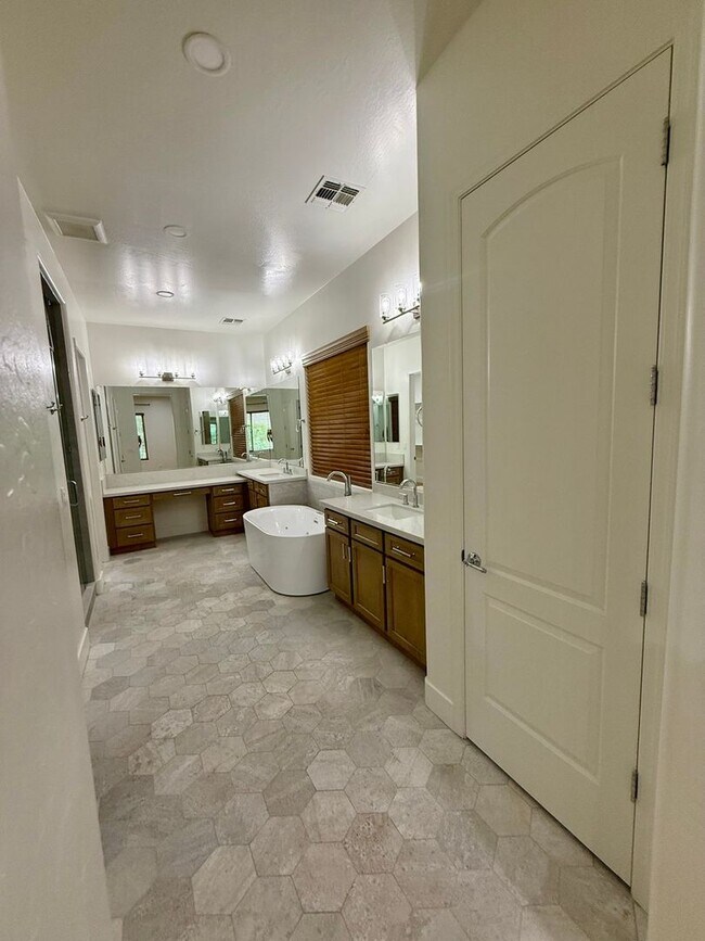 Building Photo - 1708 W Oberlin Way