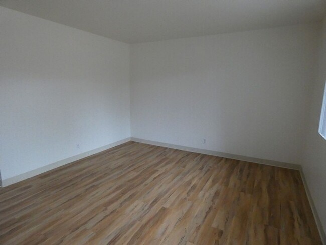 Building Photo - $150 Gift Card to be approved for Move in before 12/15