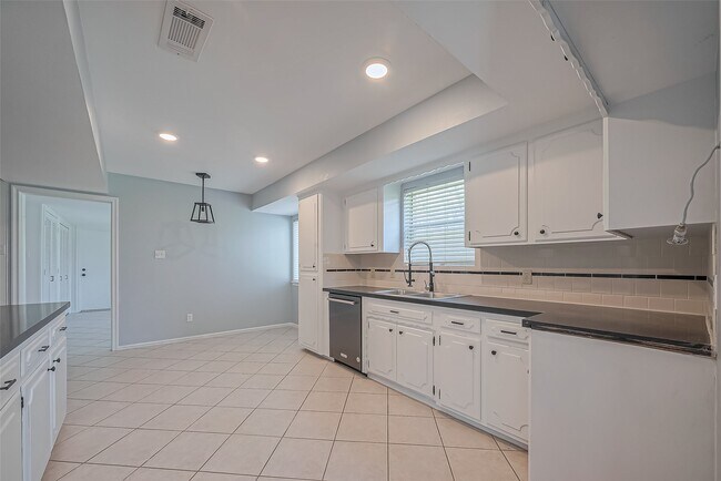 Building Photo - 16506 Amcreek Rd