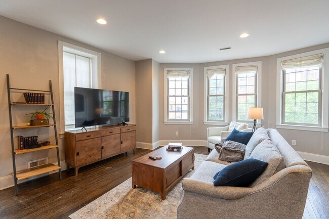 Building Photo - Amazing Property with Great Location