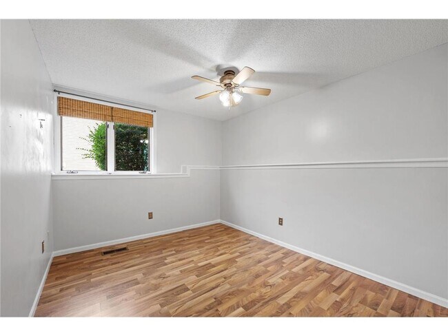 Building Photo - 1008 3rd St NE