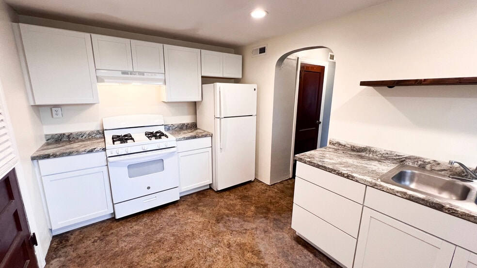 Kitchen - 227 W Dunklin St