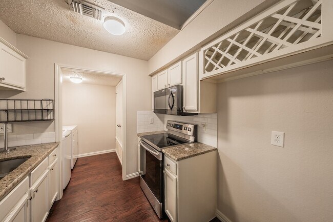 Building Photo - 6402 Valleybrooke Ct