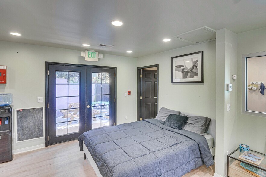 Building Photo - 3863 Broadlawn Dr