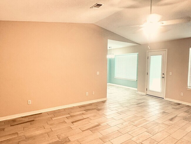 Building Photo - 10621 Creek Ridge Dr