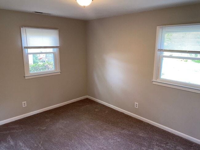 Building Photo - Quaint three bedroom, two bath all electri...