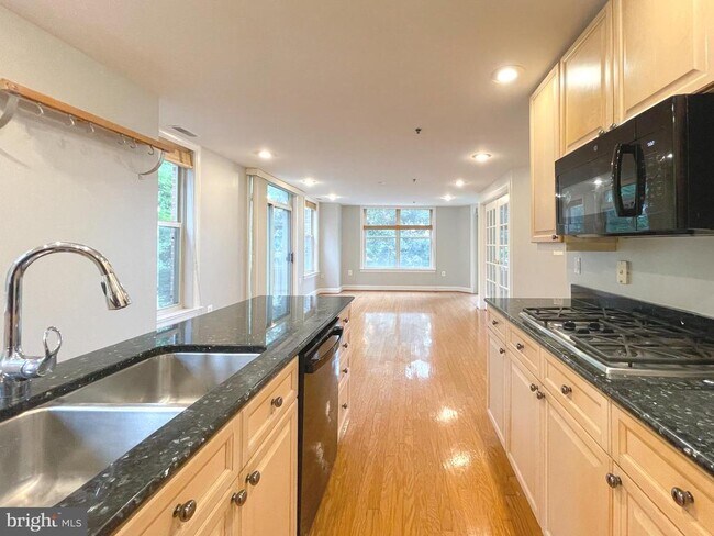 Building Photo - 1555 N Colonial Terrace