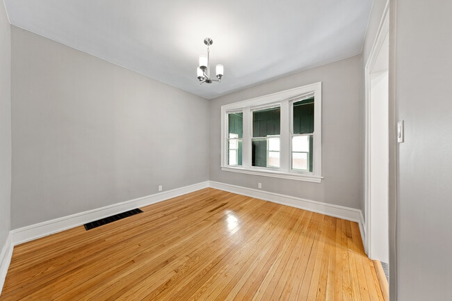 Building Photo - 3536 N Wolcott Ave