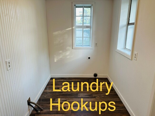 Building Photo - 4 bedroom, 1 bath. Pets Ok, Remodeled in 2...