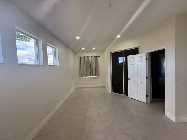 Building Photo - 1550 Center Rd