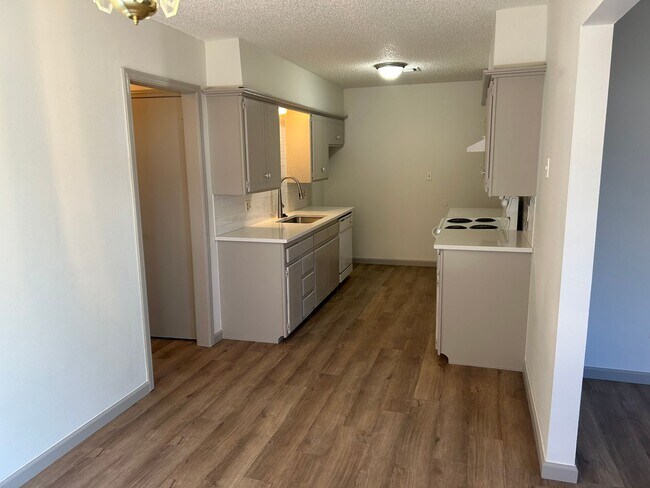 Building Photo - * * * $250 Move-in Special * * * Charming 2-Bedroom / 2-Bathroom Home! * * * $250 Move-in Special...