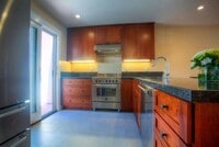 Building Photo - Beautiful 2 Bed 2 Bath Duplex with A/C