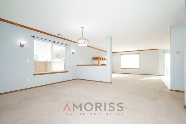 Building Photo - Spacious home in gated community