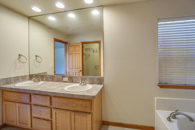 Building Photo - BEAUTIFUL FOUR BEDROOM IN CAMAS