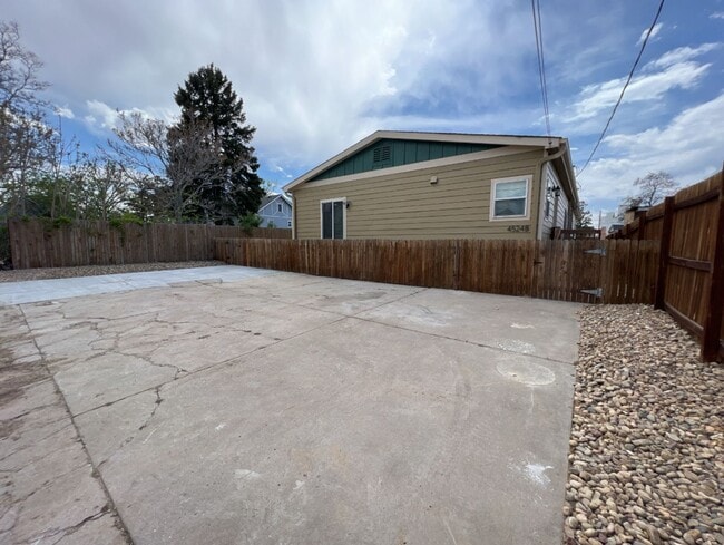 Building Photo - 3 Bed 1 Bath in Denver's Elyria Swansea Neighborhood