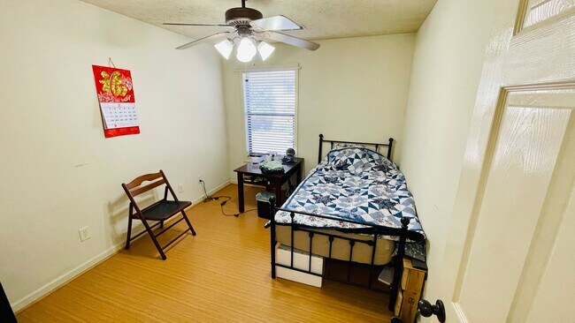 Building Photo - 449 N Donahue Dr