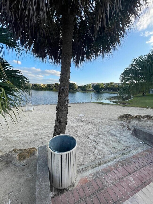 Building Photo - 9375 Fontainebleau Blvd