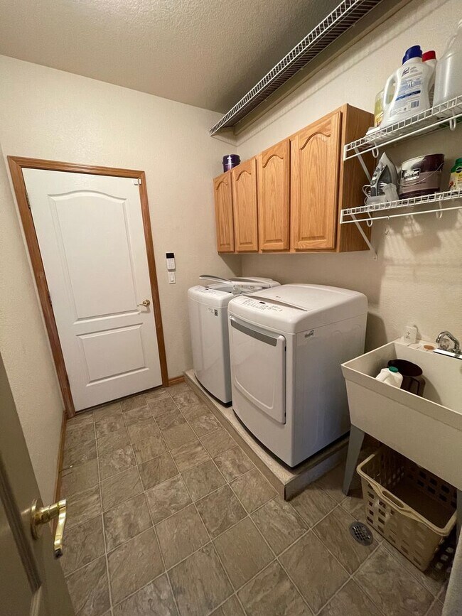 Building Photo - ADORABLE 5 BEDROOM, 4 BATH, 3 CAR GARAGE L...