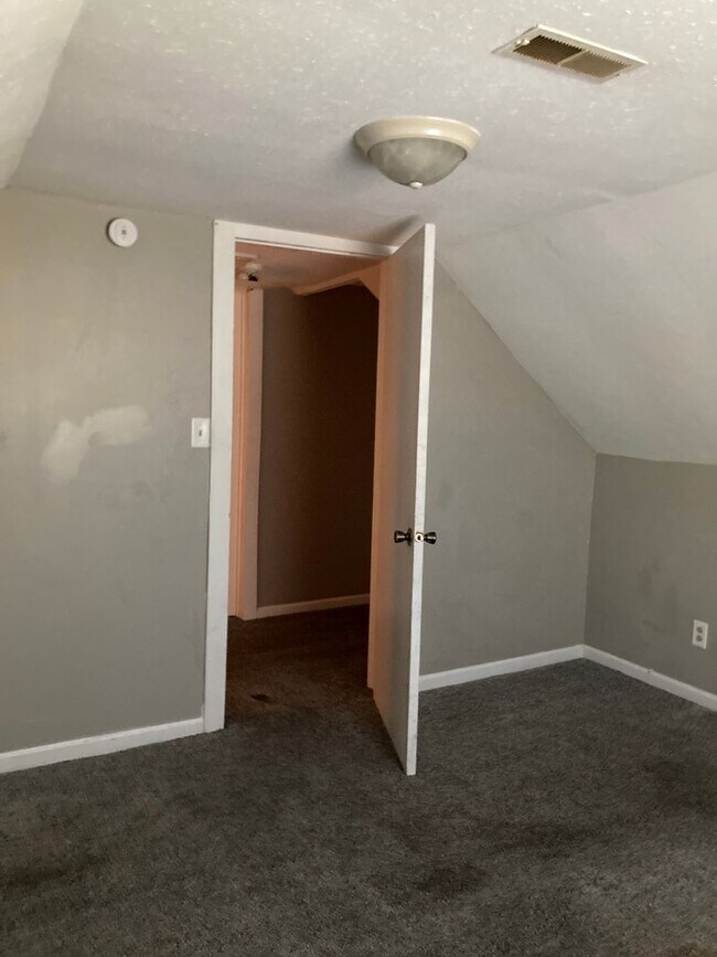 Building Photo - Spacious 5 bedroom 2 bath Southside Muncie