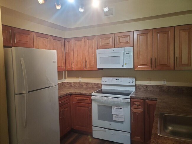 Building Photo - 7940 N Nob Hill Rd