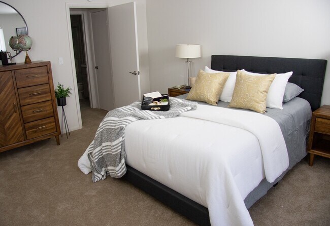 Building Photo - One Bedroom Signature Style Apartment on t...